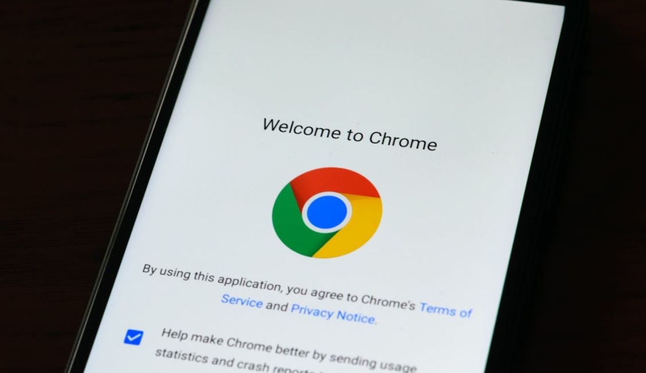 Smartphone screen displaying the Google Chrome welcome page with logo and terms of service notice.