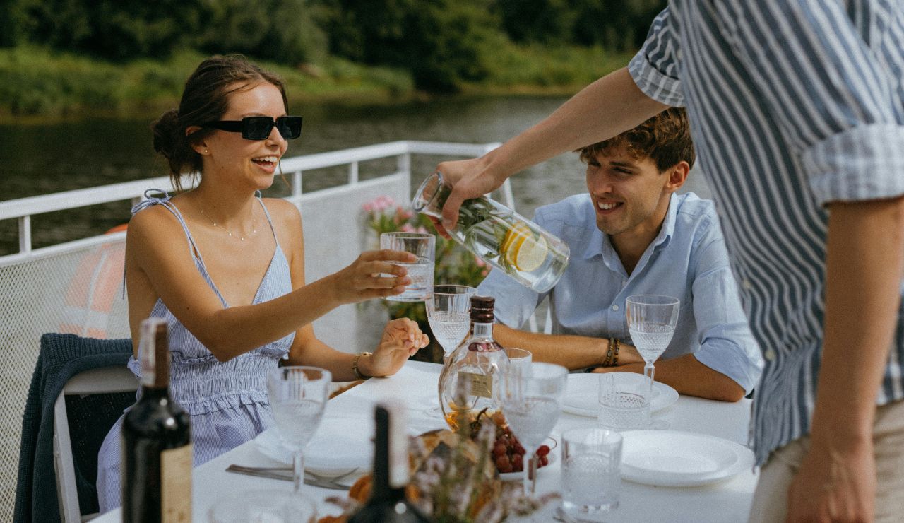 Couple enjoying cicchetti plates at a Venetian wine bar.