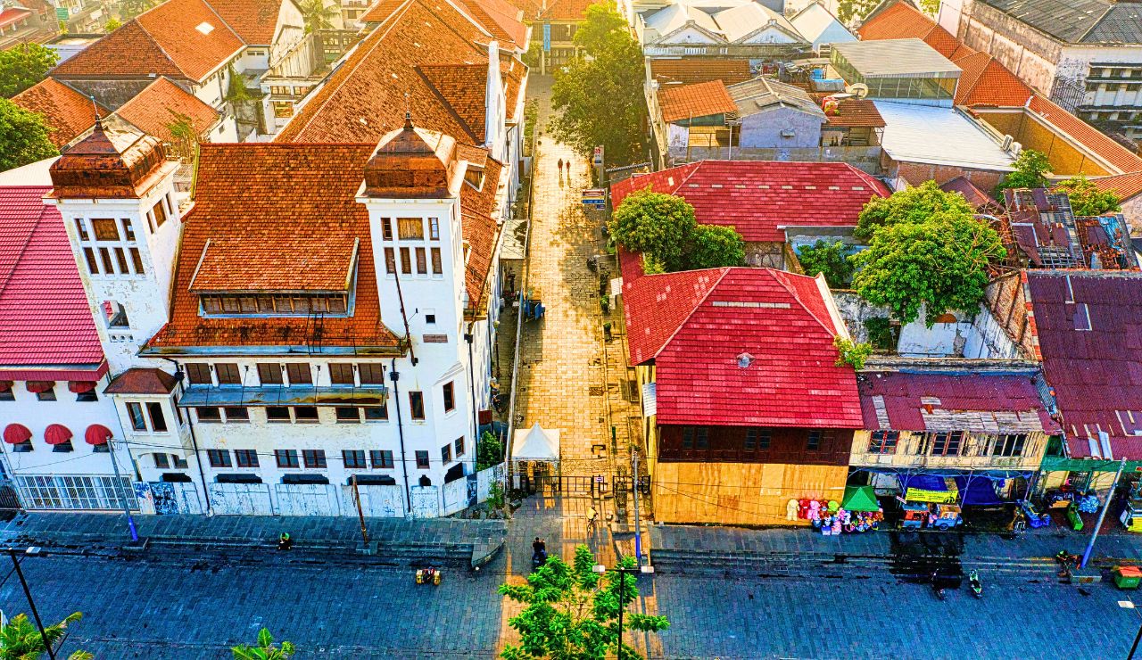 Golden sunrise over a Vienna street with historic buildings.