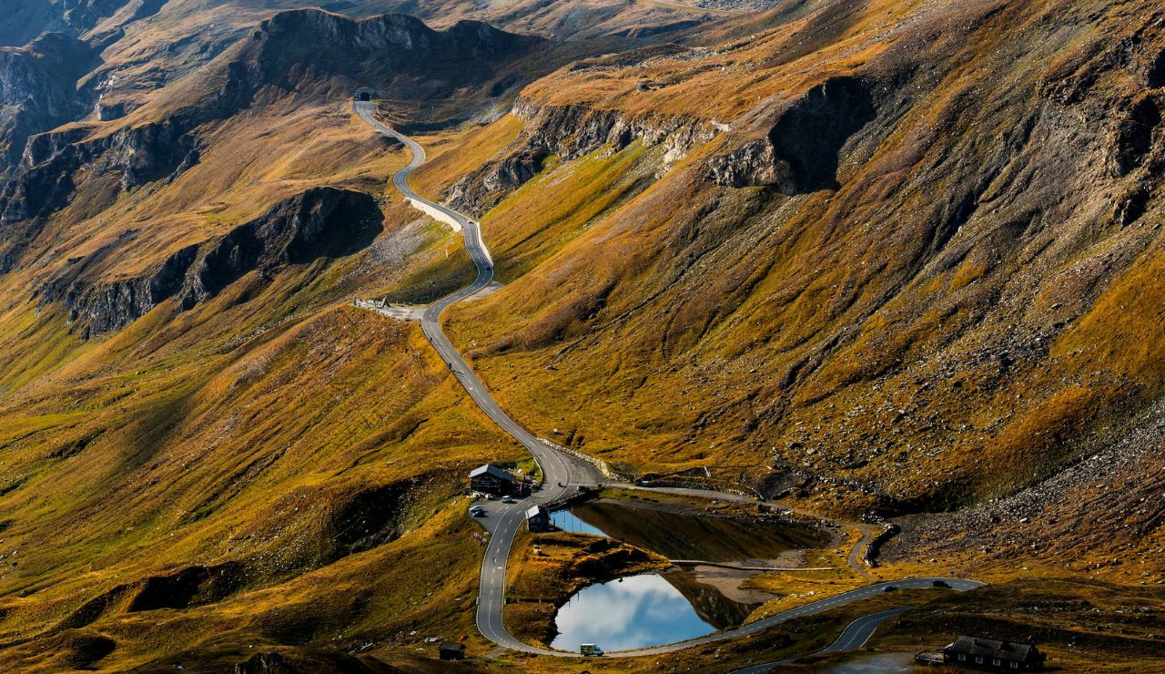 Road entering Yellowstone National Park from Beartooth Highway