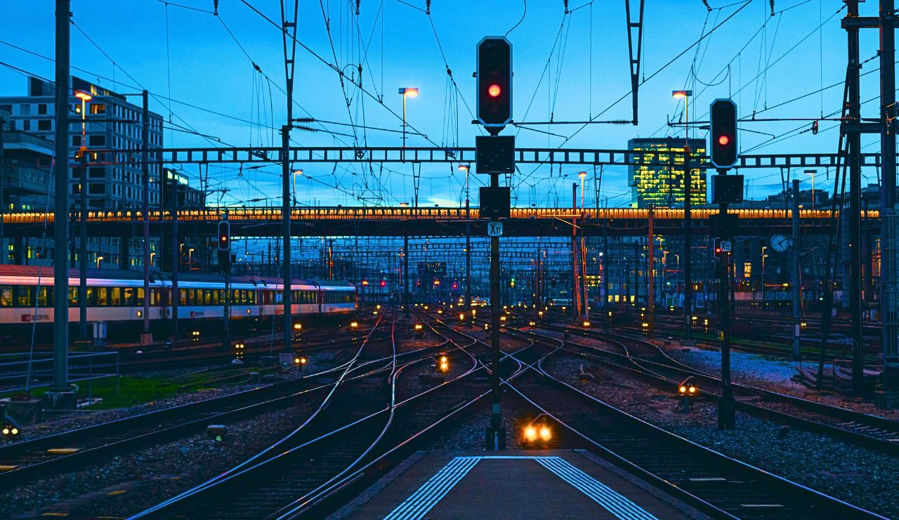 Grand concourse of Zurich Hauptbahnhof with neoclassical details.