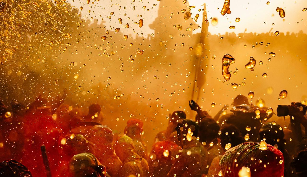 Crowds throwing tomatoes during La Tomatina festival in Buñol.