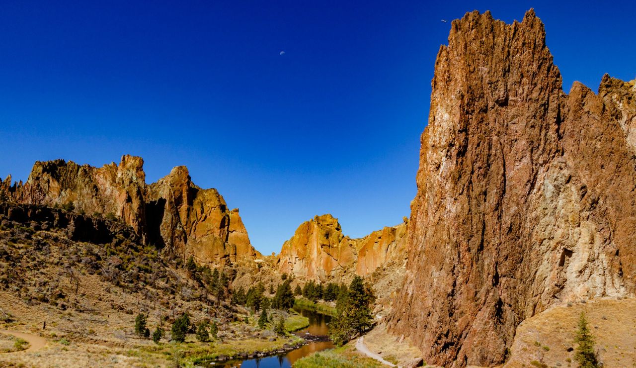 Golden hour with cliffs glowing above the Crooked River bend