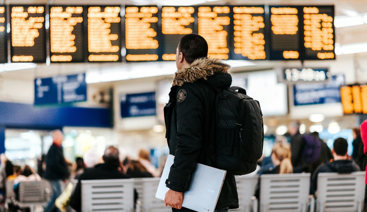 Traveler reviewing after a transport delay