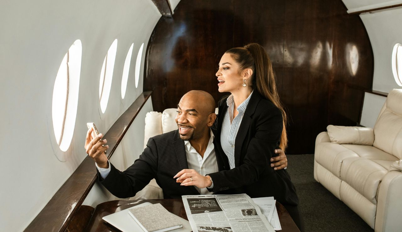 Couple playing a multiplayer game together on a smartphone during a flight.