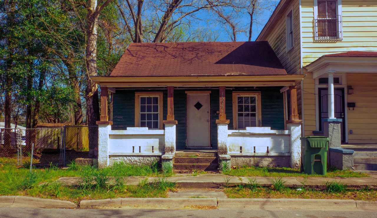 Southern-style Myrtles Plantation with moss-covered trees and old-world porch