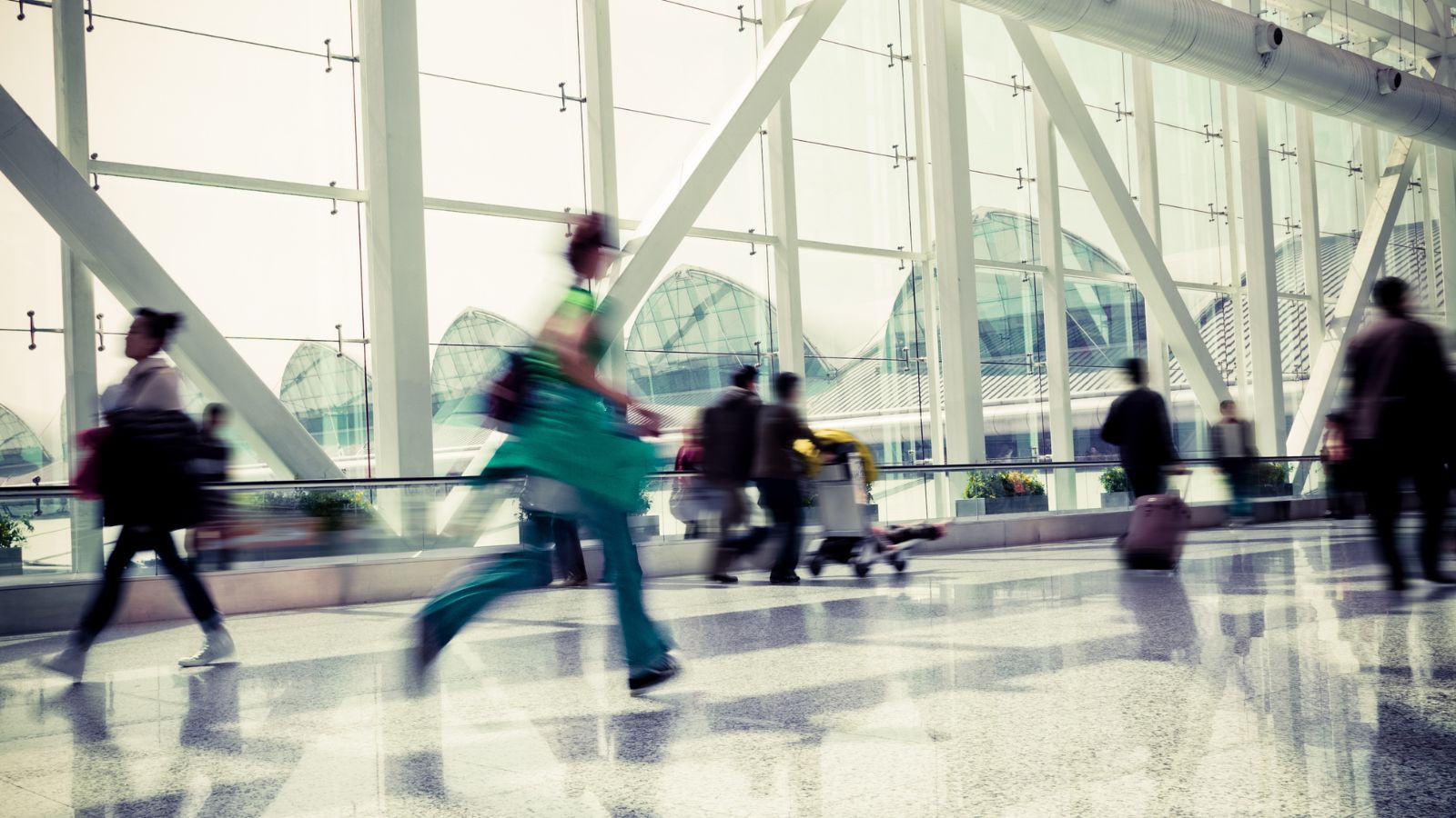 A photo of a passenger rushing in the airport.
