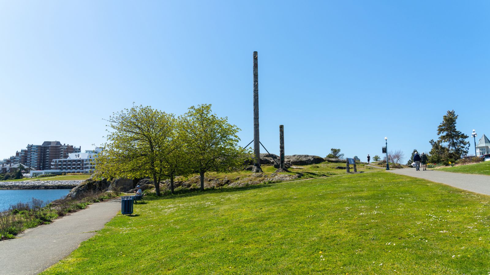 A photo of Victoria Inner Harbour walking path benches.