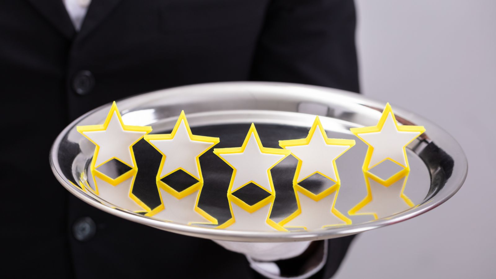 A photo that shows a 5 star on the plate of a crew.