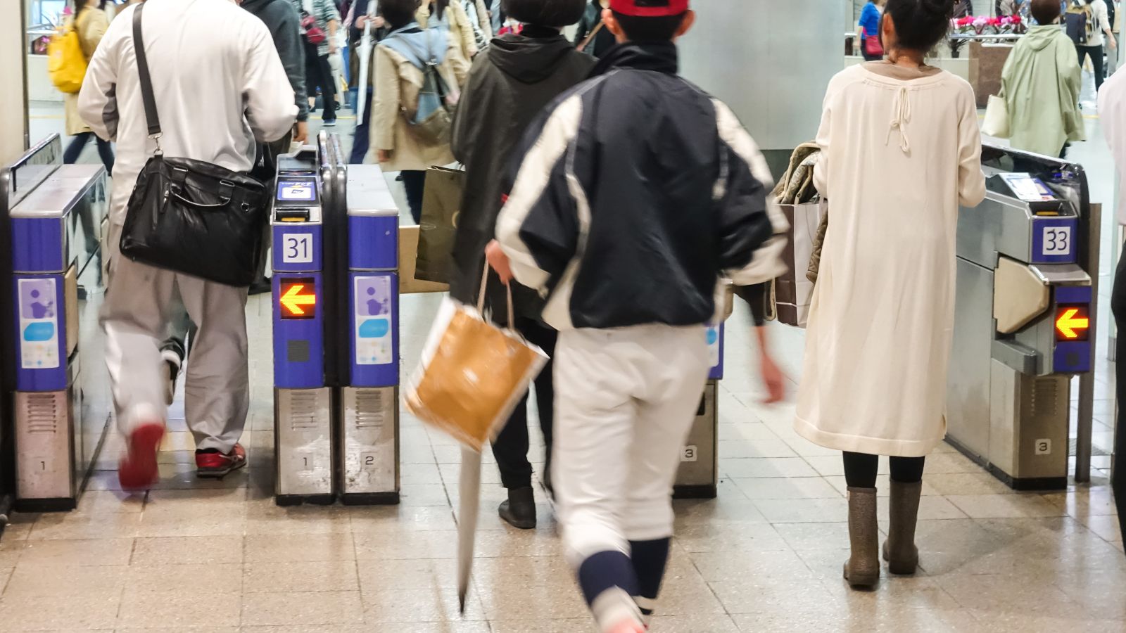 A scene that shows Rushed travelers, busy transit.