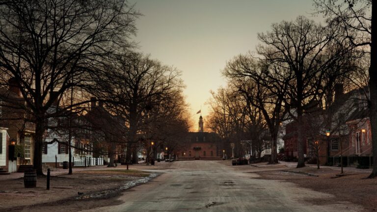 A photo of Colonial Williamsburg showing an immersive colonial atmosphere during daytime.