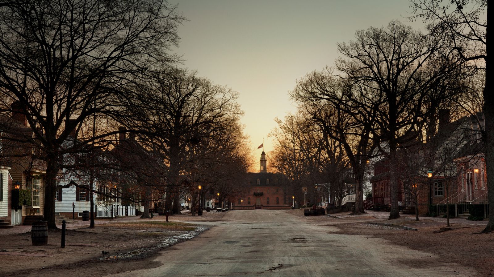 A photo of Colonial Williamsburg showing an immersive colonial atmosphere during daytime.