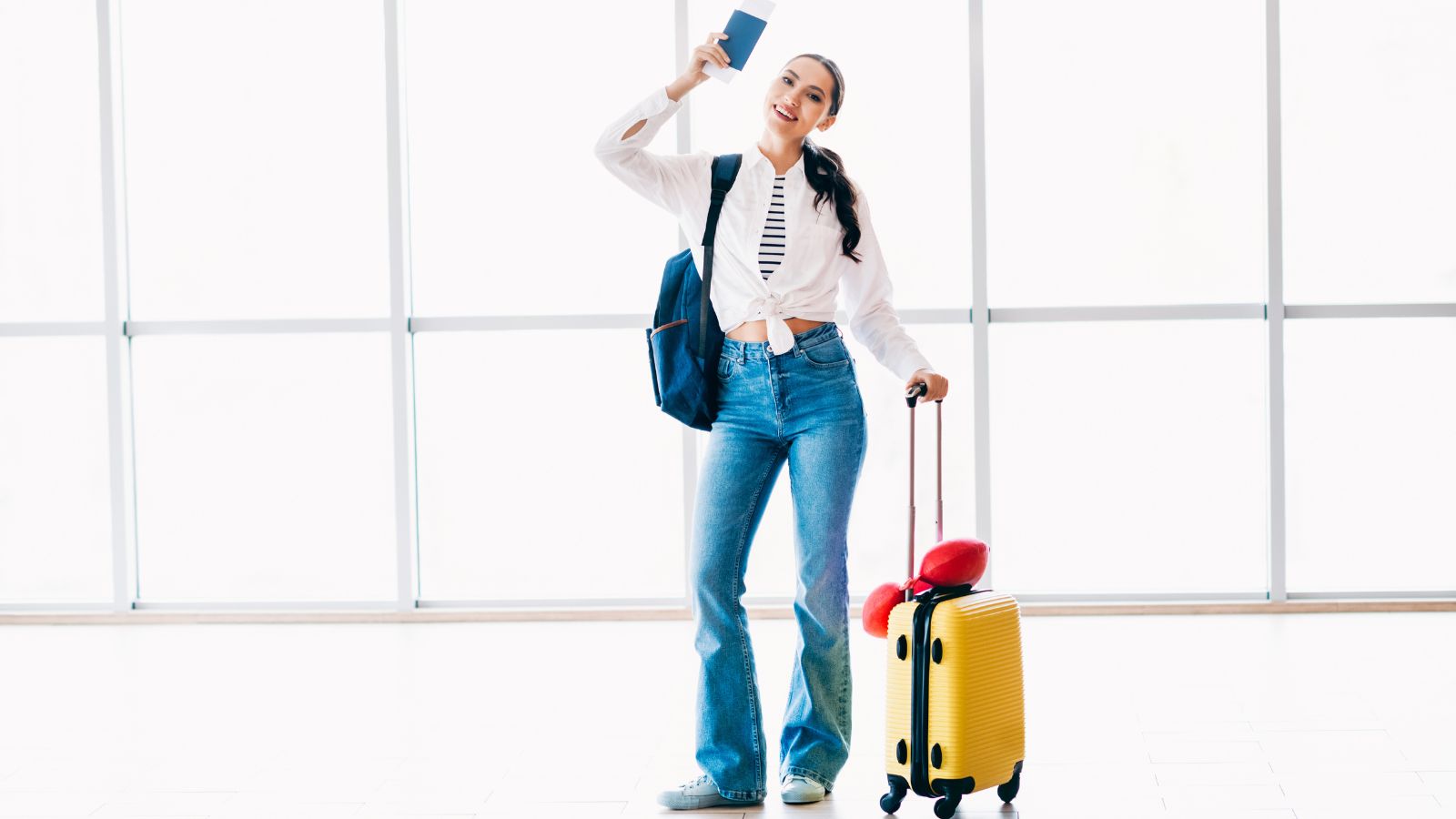 A photo of a Happy traveler airport departure ready.