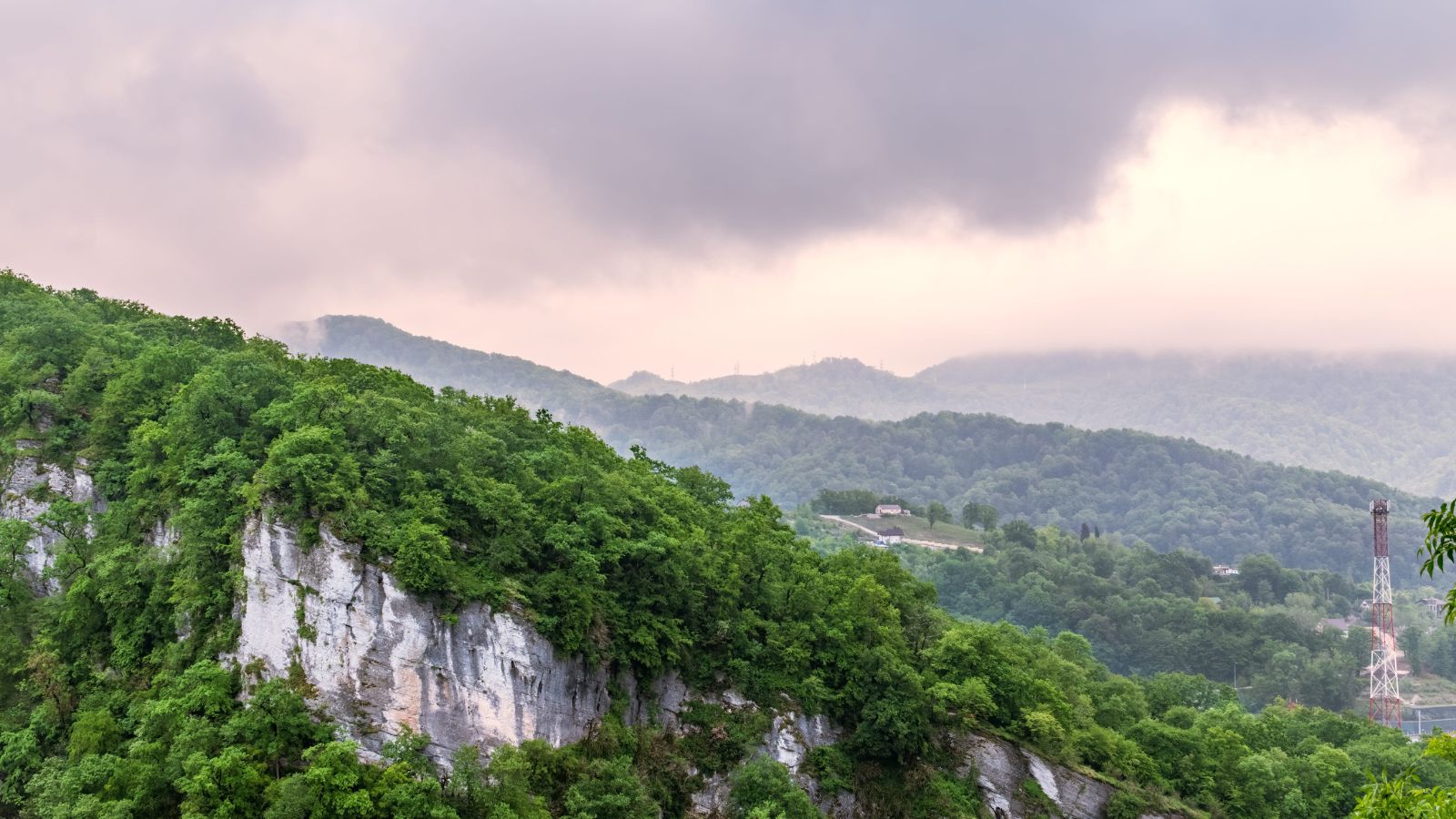 A photo of the Knoxville Smoky Mountains view.