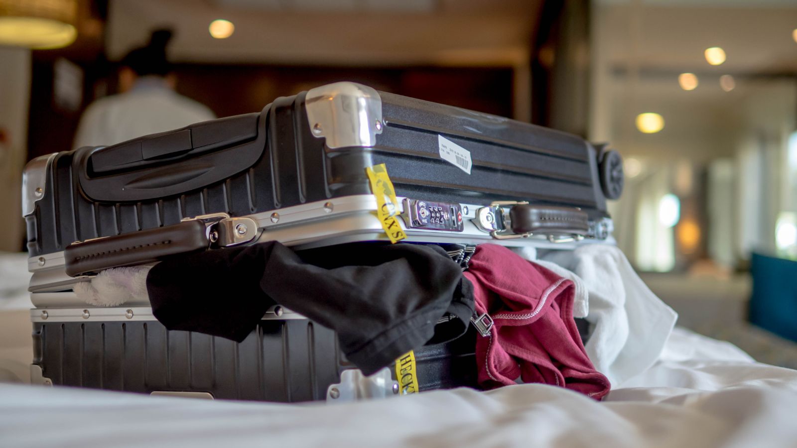A photo of an overload luggage.