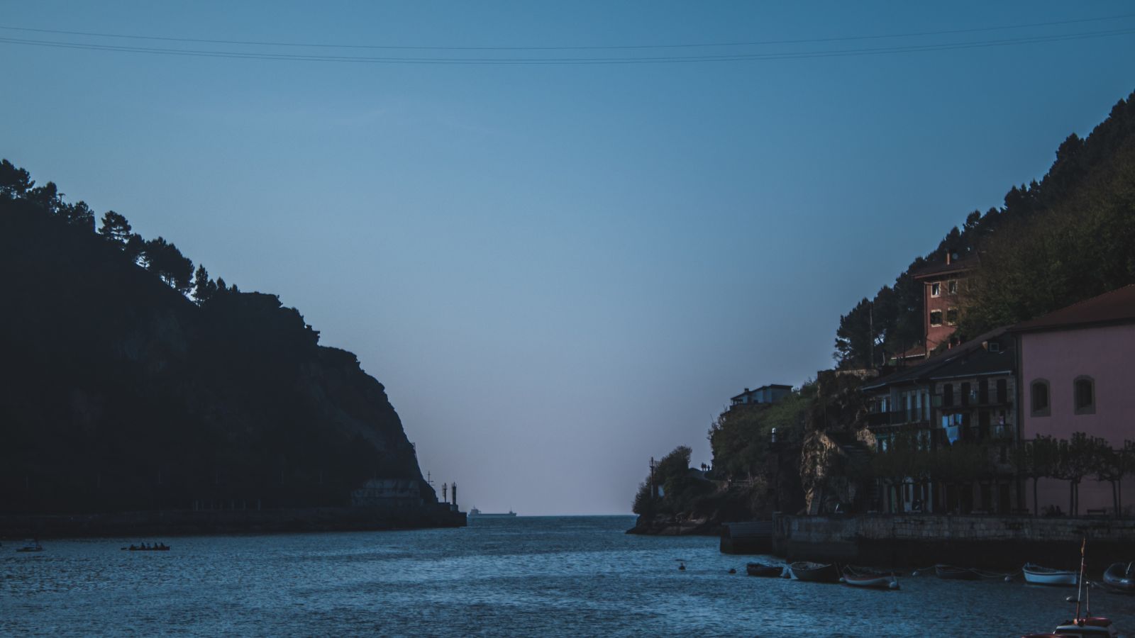 A photo of a peaceful arrival seaside town.