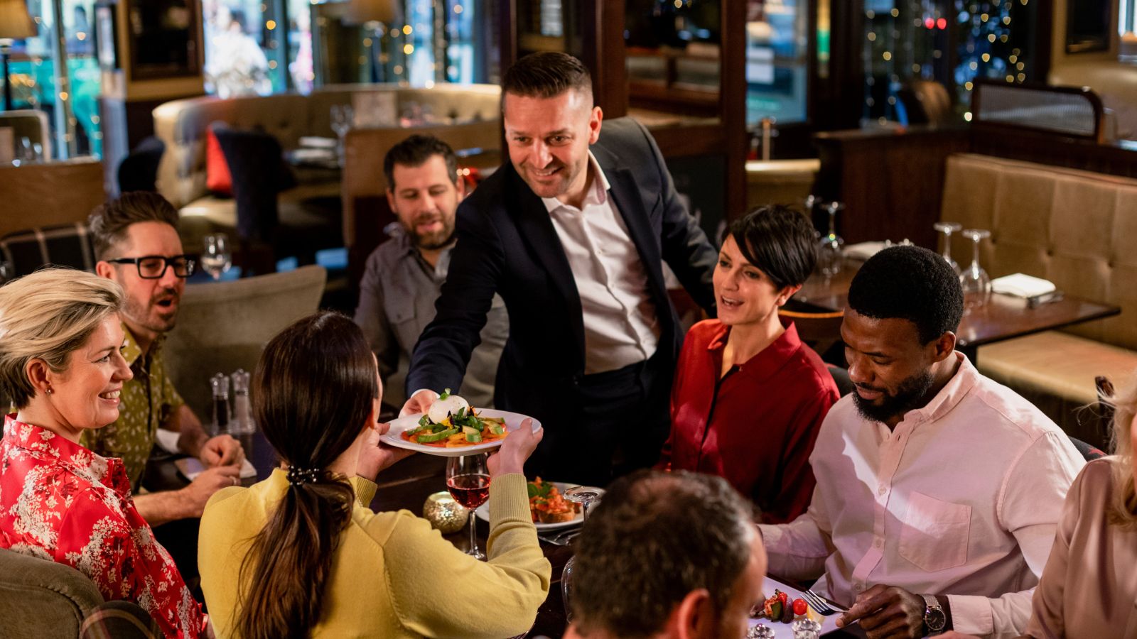 A photo of a crowded dining room fast service.
