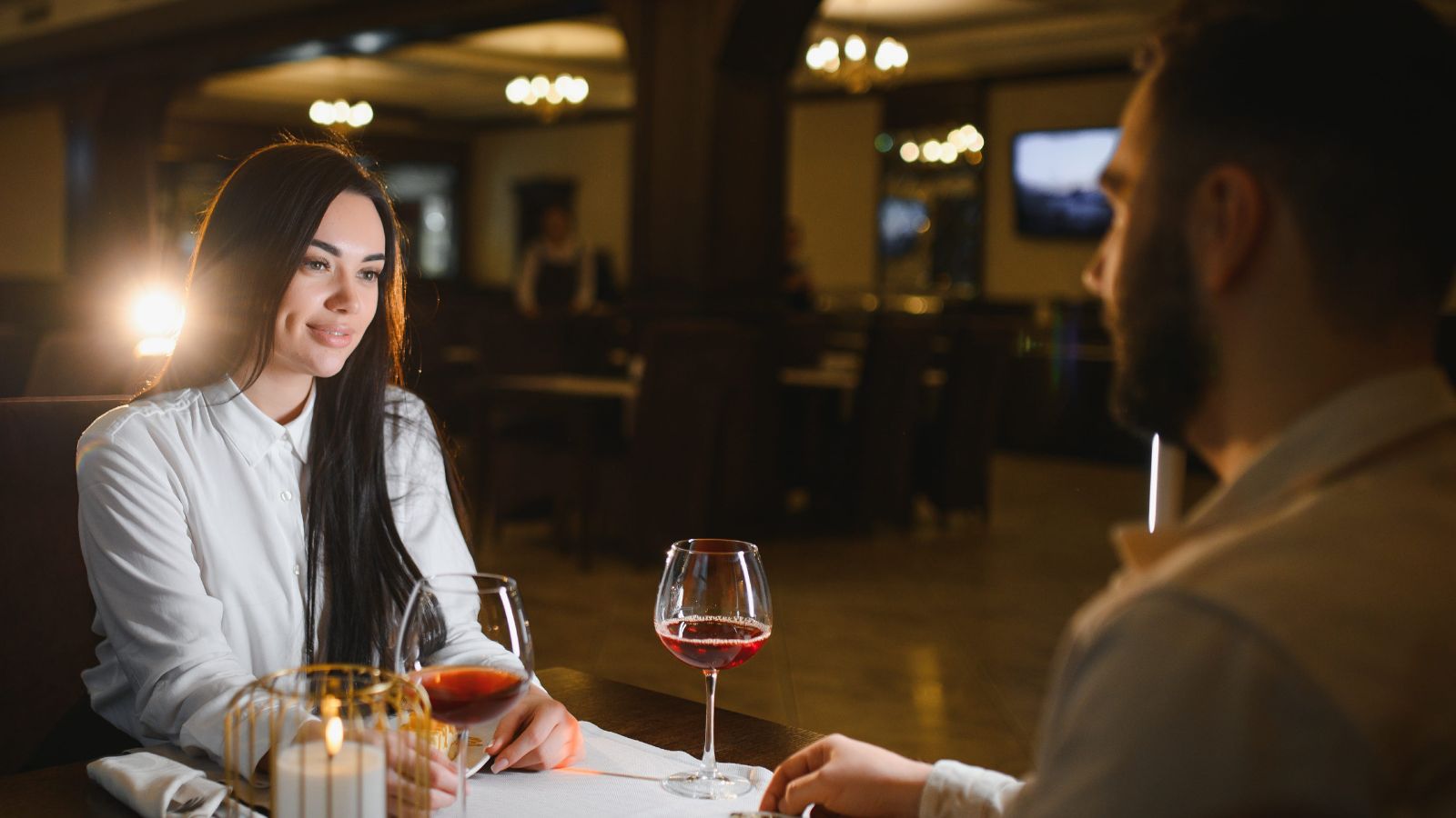 A photo of a quiet restaurant intimate dinner.