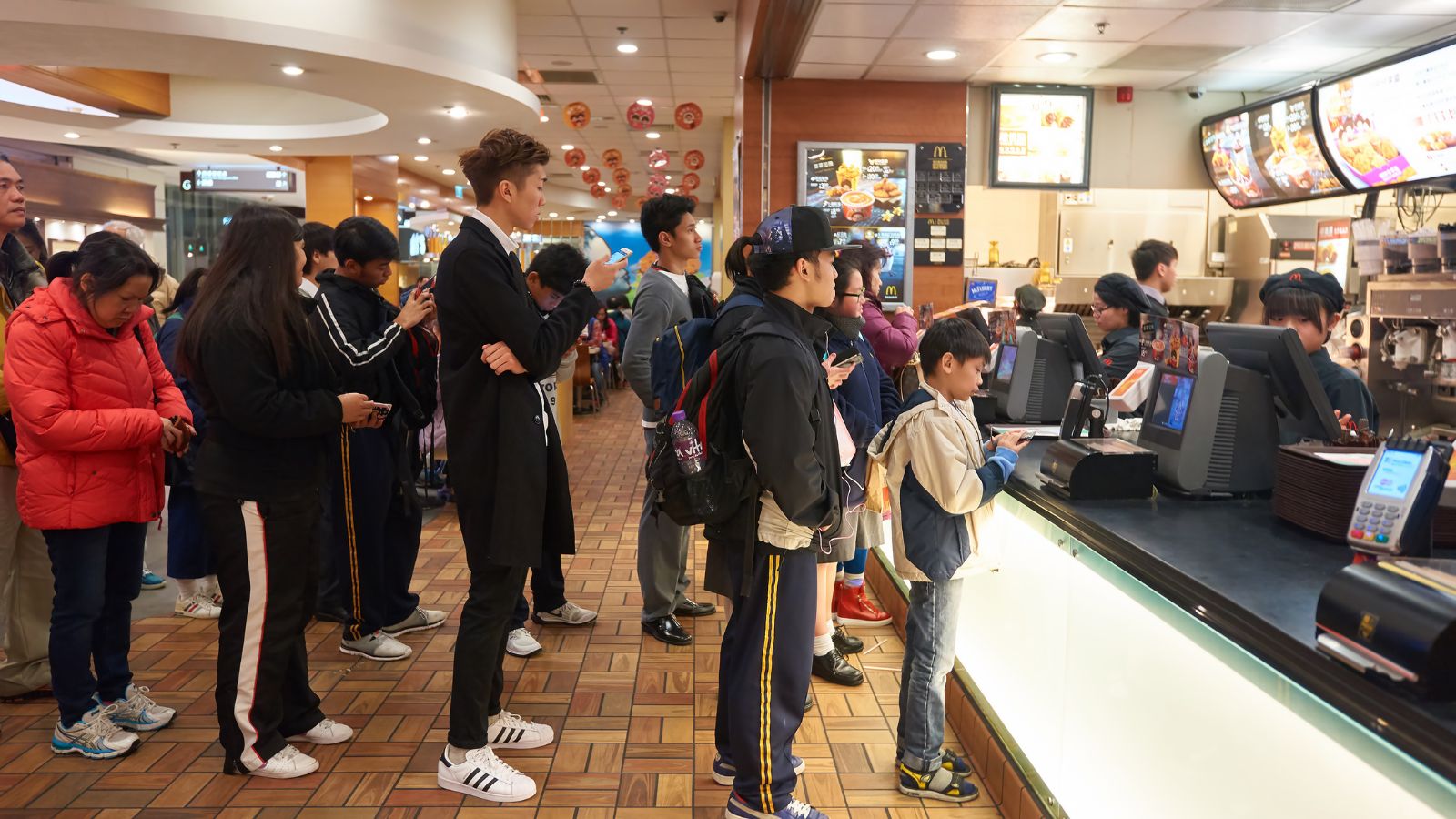 A photo of a popular restaurant long lines.