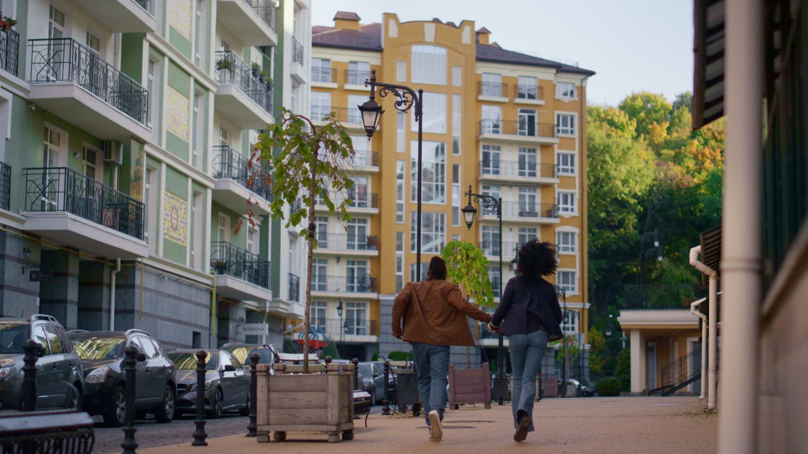 A picture that represents relaxed hotel neighborhood walk.