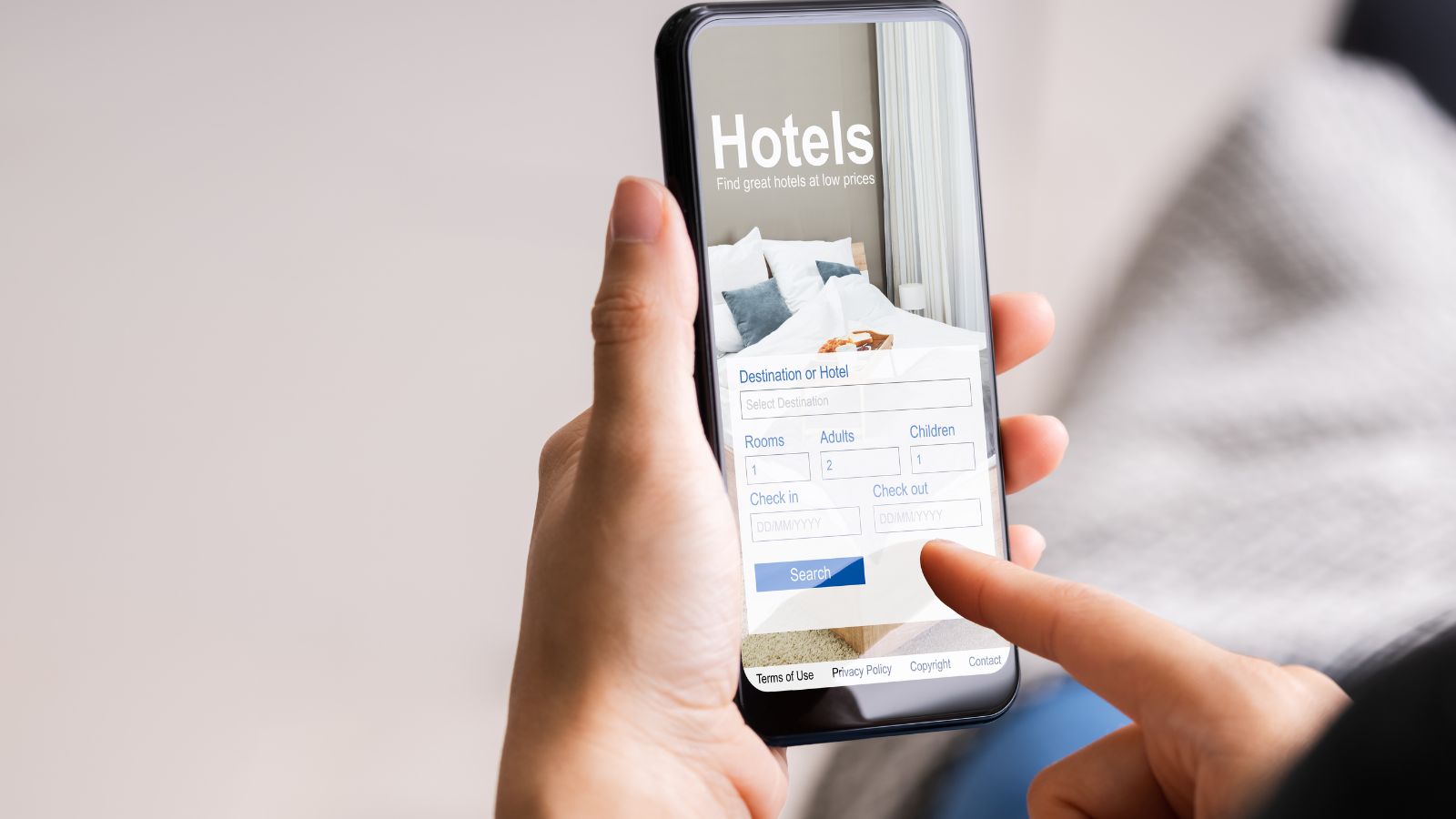 A photo that shows a man holding his phone scrolling through hotel's rating.