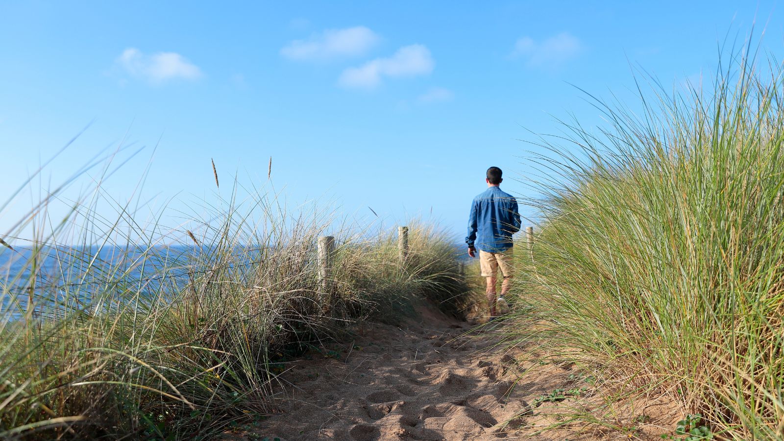 A photo of a quiet walking coastal path.