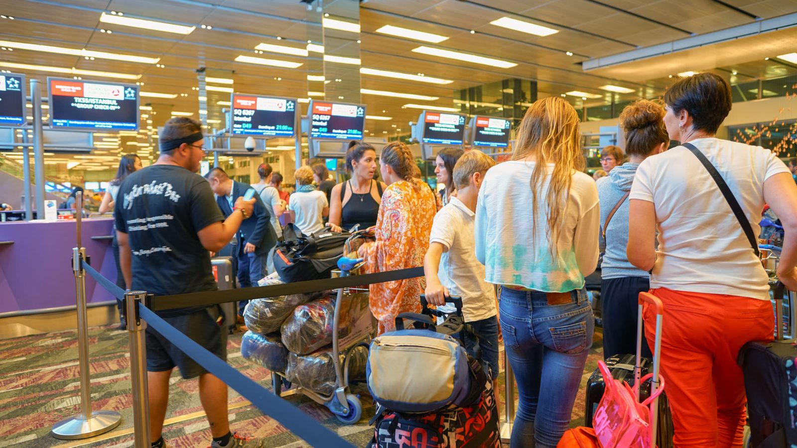A photo of a crowded busy airport.