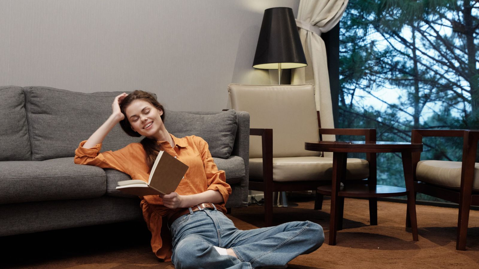 A photo that shows a traveler relaxing comfortably in well designed hotel room peaceful quiet atmosphere cozy bed soft lighting true luxury experience.